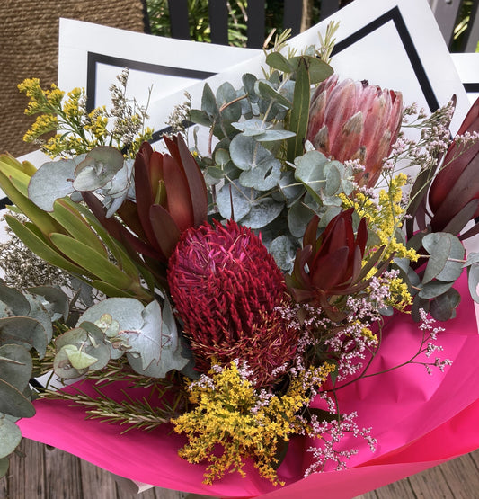 Beautiful Australian native wildflowers, deep & rich colours with different textures of foliage & filler flowers. Can be hung dried if desired.